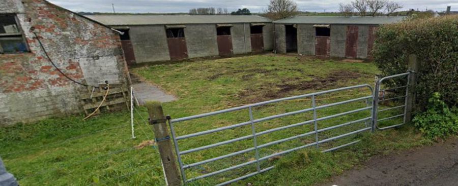 Stables And Cattle Block On @0.5 Acre Quarter Road