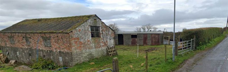 Stables And Cattle Block On @0.5 Acre Quarter Road