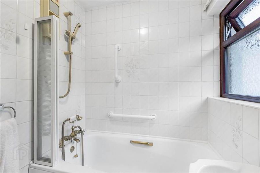 17 Springwell Crescent