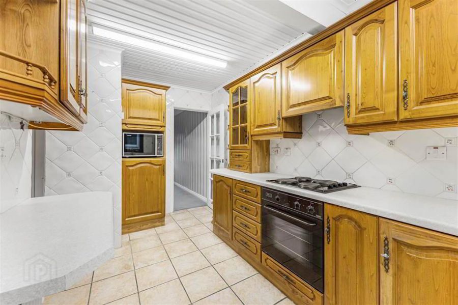 17 Springwell Crescent