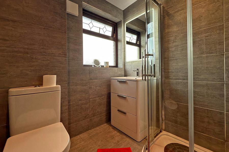 15 Castleton Park