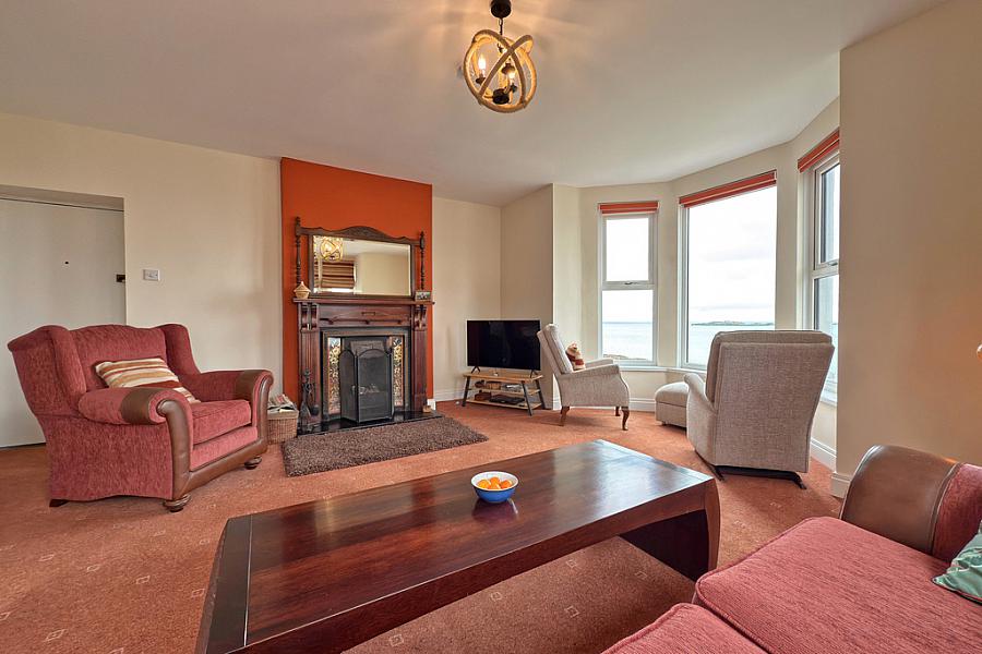 8 Lansdowne Manor
