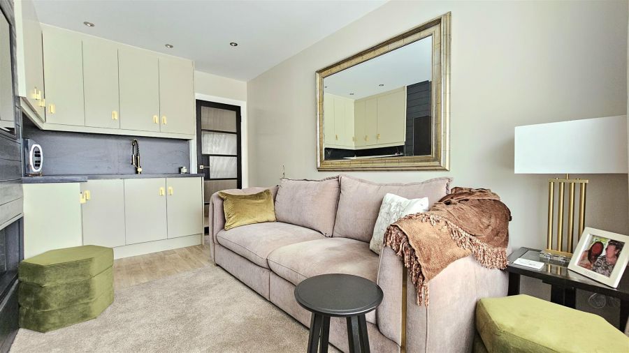 37 Hillview Crescent