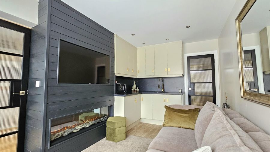 37 Hillview Crescent