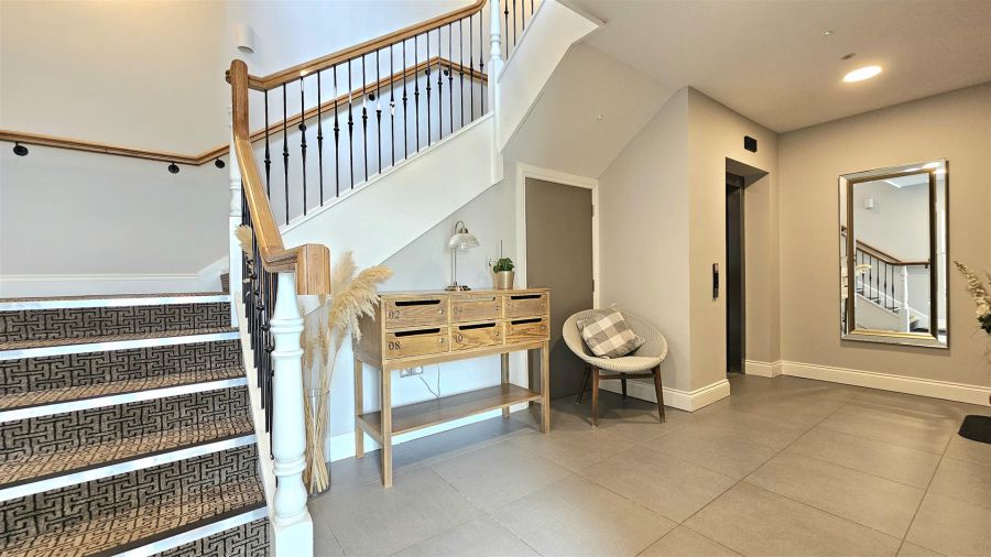 6 Hartley Hall Close