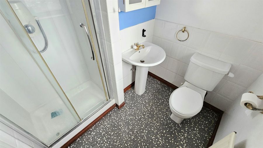 15A Mullaghmore Park