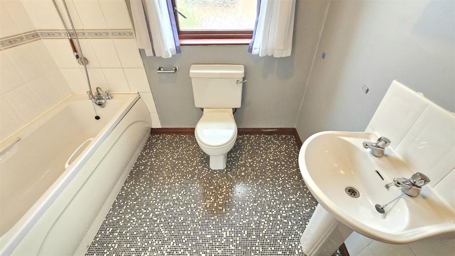 15A Mullaghmore Park