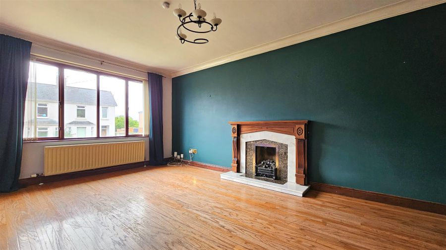 15A Mullaghmore Park