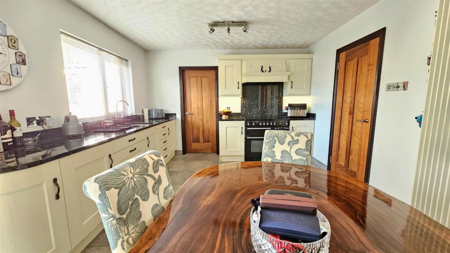 21 Broadlands Gardens