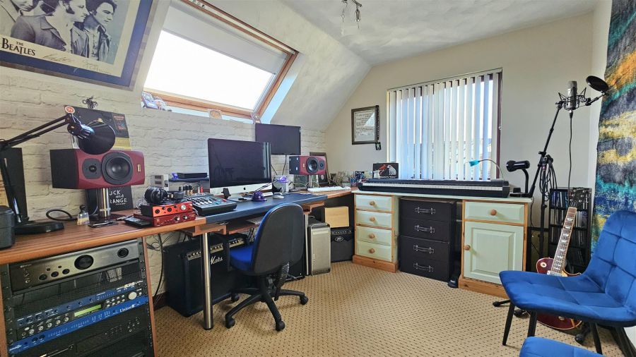 21 Broadlands Gardens