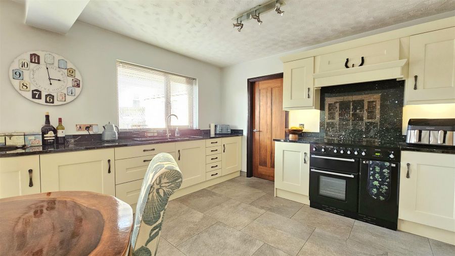 21 Broadlands Gardens