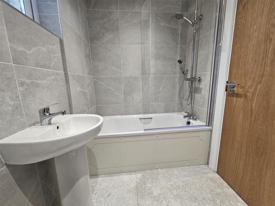 8C Lesley Heights, Glassillan Grove