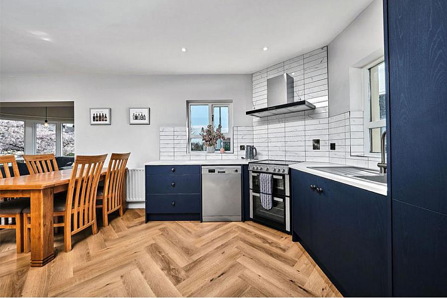 4 Lodge Court, Lodge Road