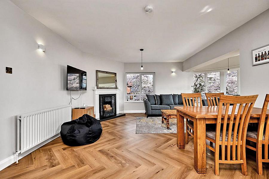 4 Lodge Court, Lodge Road