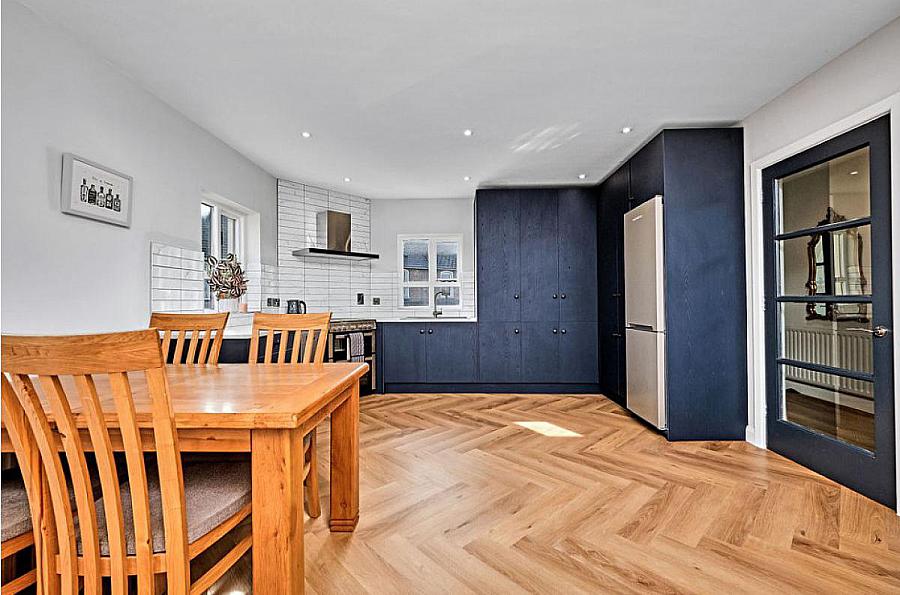 4 Lodge Court, Lodge Road