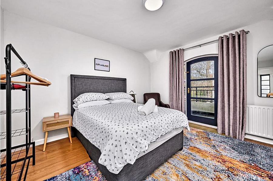 4 Lodge Court, Lodge Road