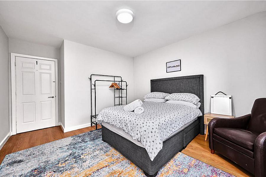 4 Lodge Court, Lodge Road