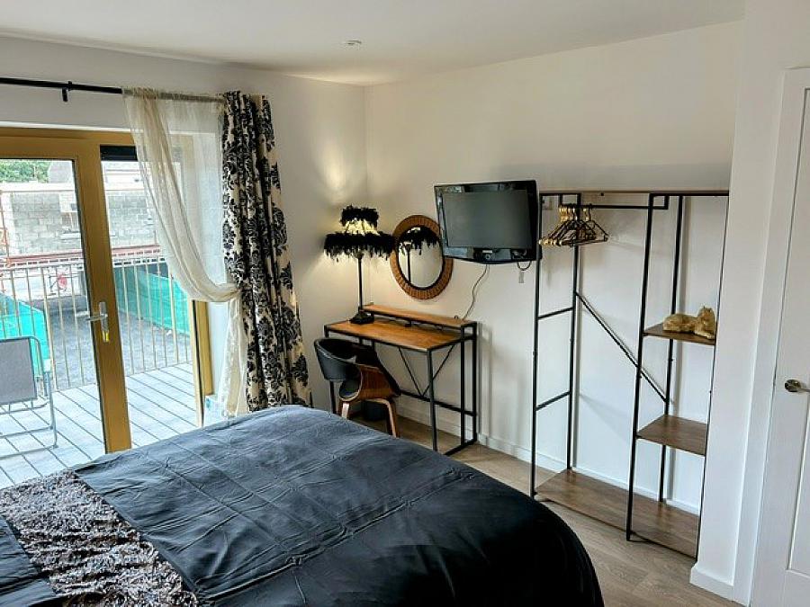 Apt 10 , Riverview Court