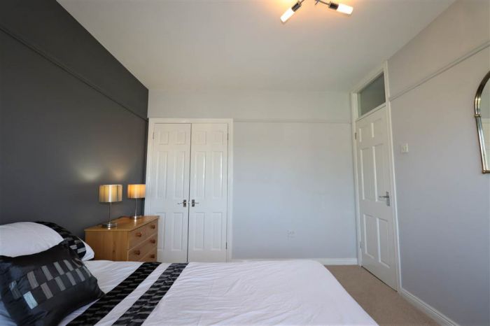 6 Waverley Court