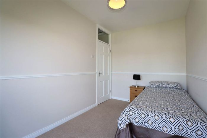 6 Waverley Court