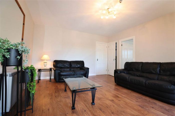 6 Waverley Court