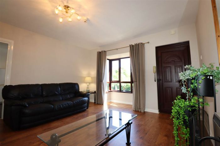 6 Waverley Court