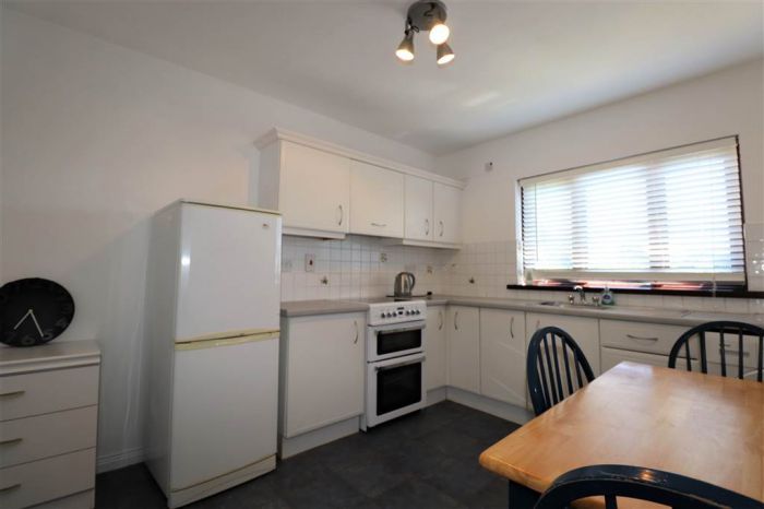 6 Waverley Court