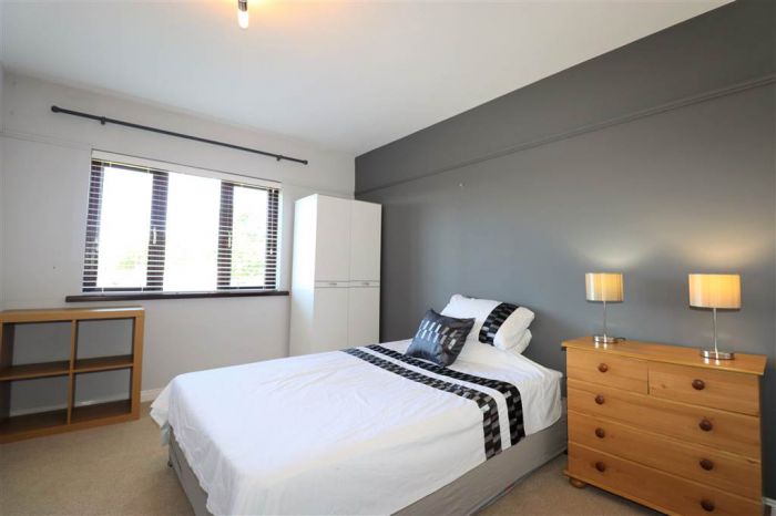 6 Waverley Court