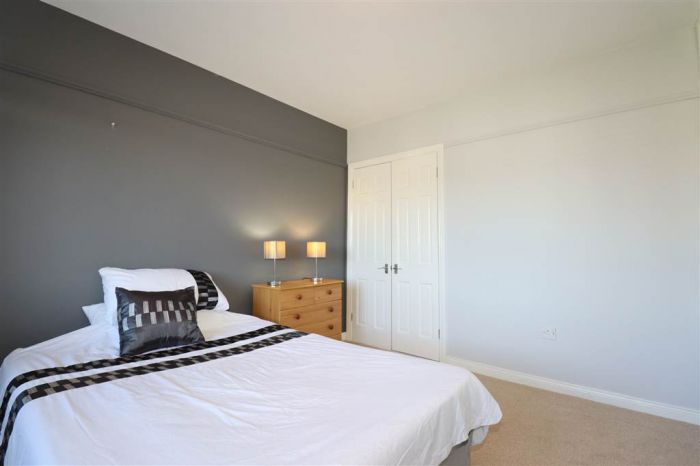 6 Waverley Court