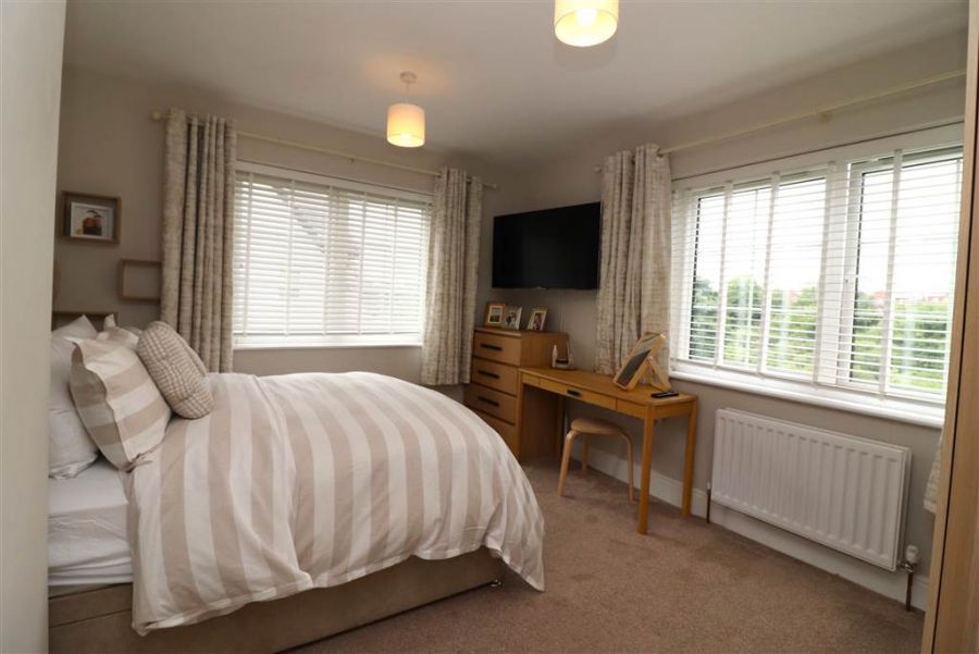 30 Fairfields Manor