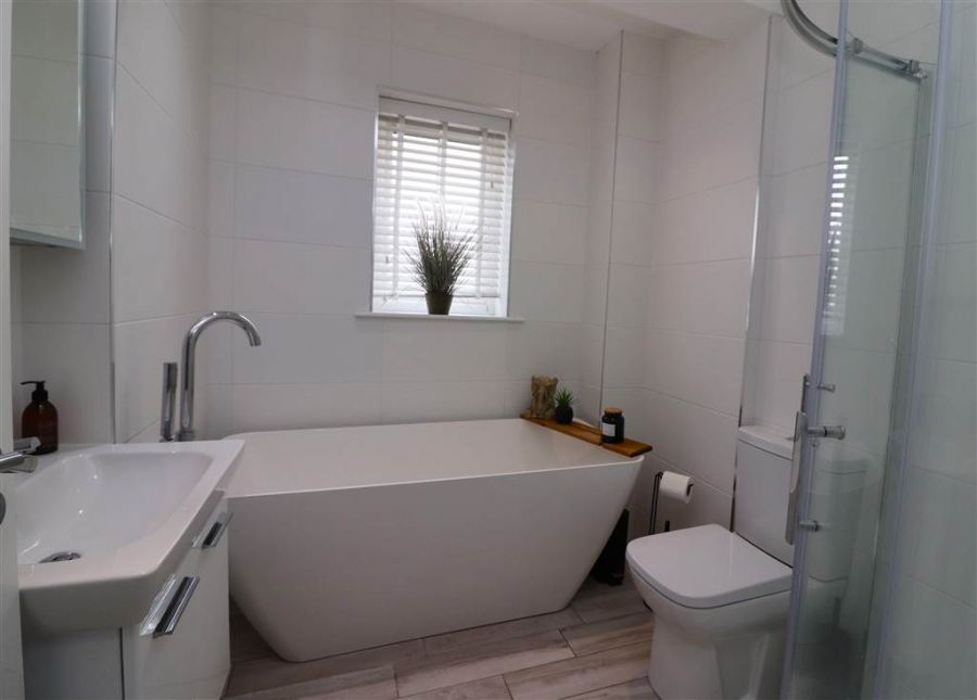 30 Fairfields Manor