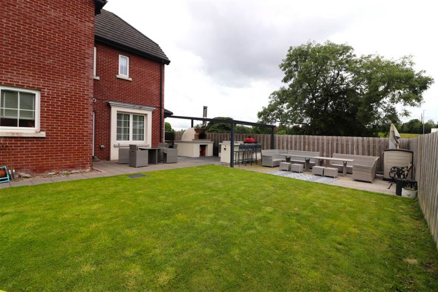 30 Fairfields Manor