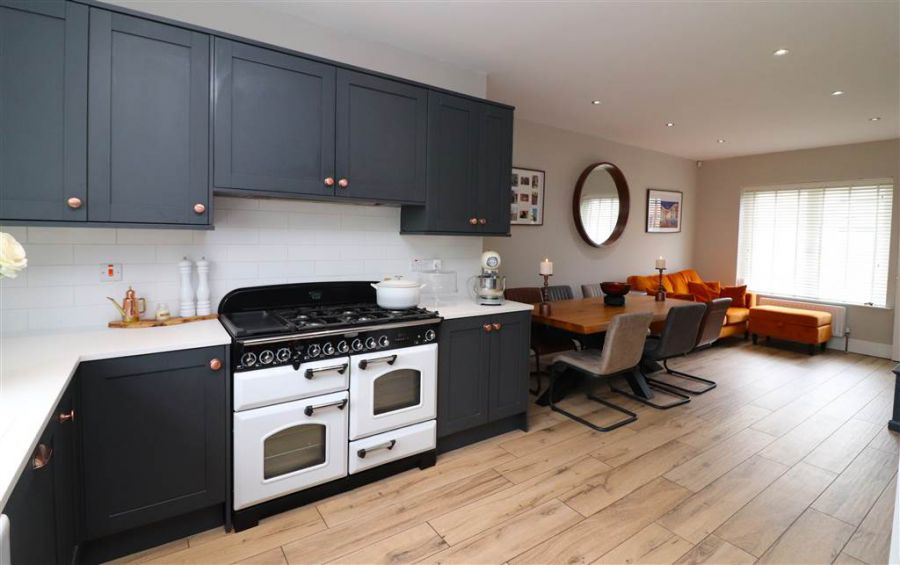 30 Fairfields Manor