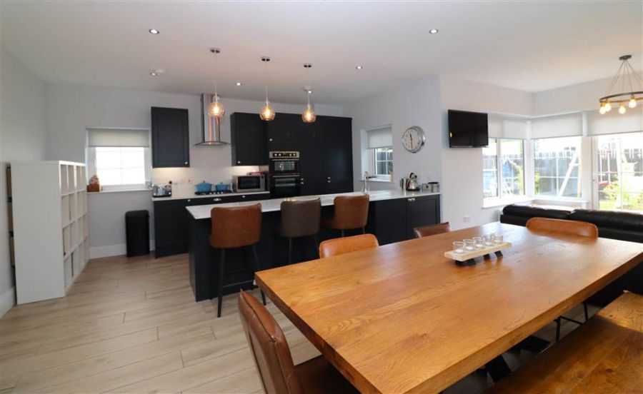 16 Fairfields Manor