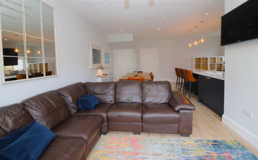 16 Fairfields Manor