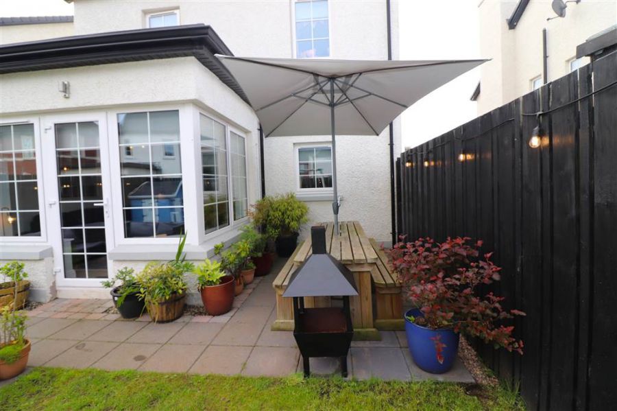 16 Fairfields Manor