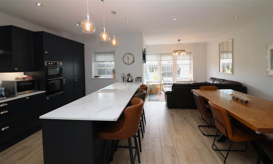 16 Fairfields Manor