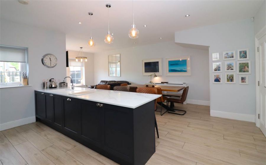16 Fairfields Manor