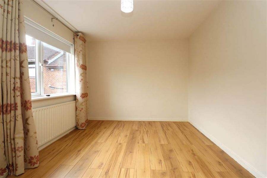 13 Lawnmount Crescent