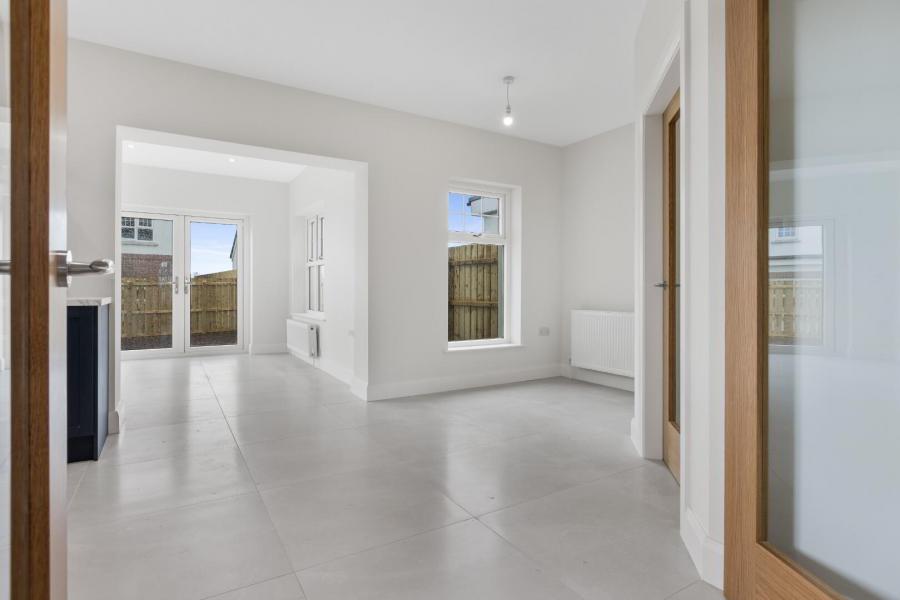 121, (with Sunroom), Camowen