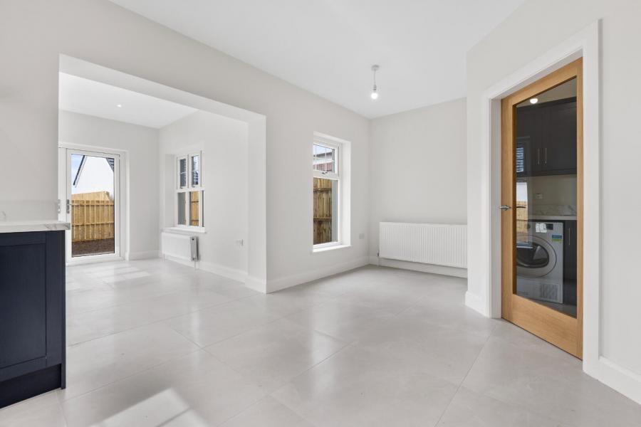 121, (with Sunroom), Camowen