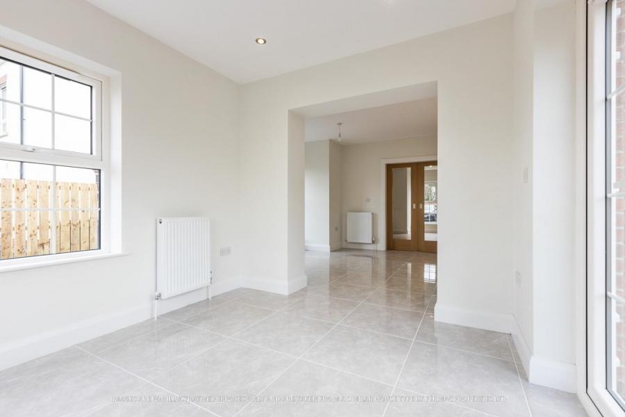 25, (With Sunroom), Camowen