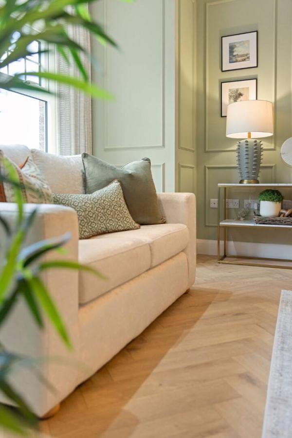 24, (With Sunroom), Camowen