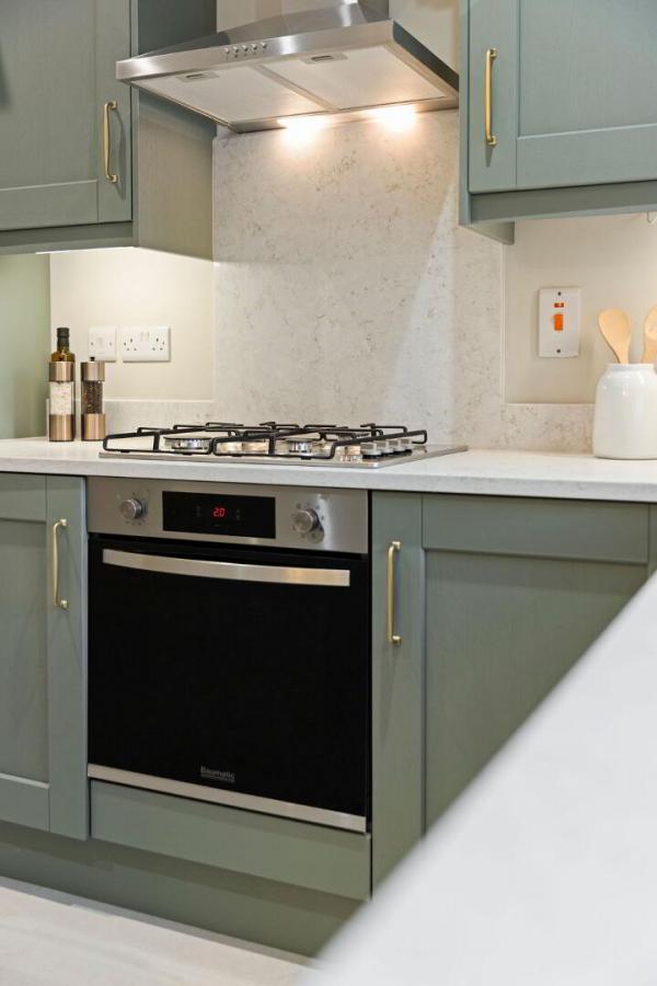 24, (With Sunroom), Camowen