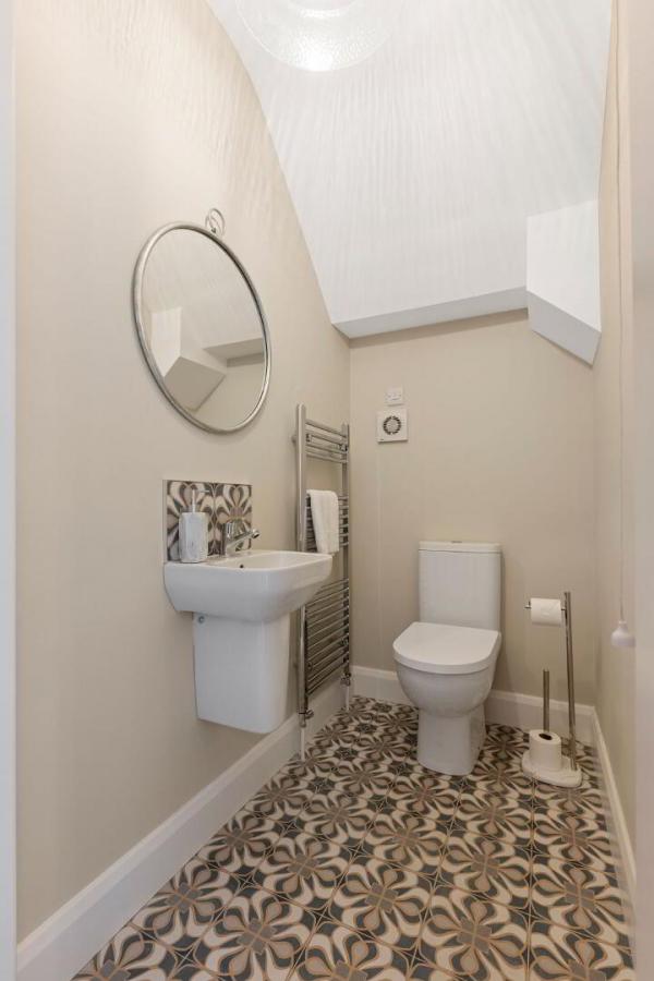 24, (With Sunroom), Camowen