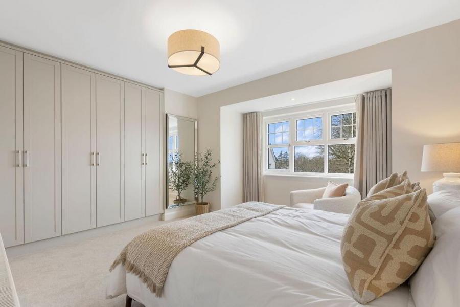 24, (With Sunroom), Camowen