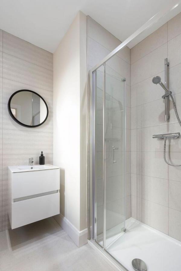 24, (With Sunroom), Camowen