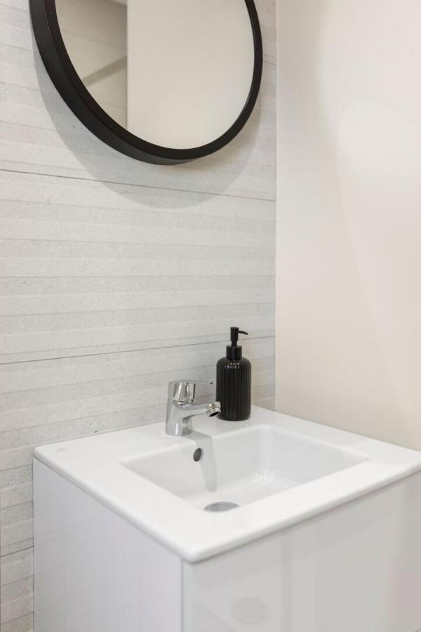 24, (With Sunroom), Camowen