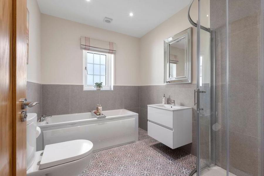 24, (With Sunroom), Camowen