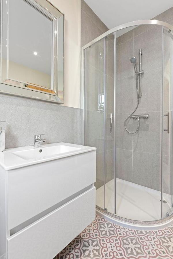 24, (With Sunroom), Camowen